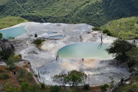 L’esplanade principale de Hierve el Agua avec ses deux piscines, Oaxaca, Mexique