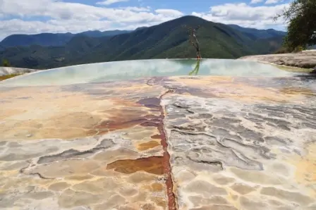 eau ruisselant vers la piscine principale de Hierve el Agua, Oaxaca, Mexique