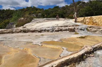 L’eau s’écoulant sur le site de Hierve el Agua, Oaxaca, Mexique