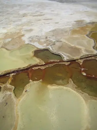 Eau ruisselant vers la piscine principale de Hierve el Agua, Oaxaca, Mexique