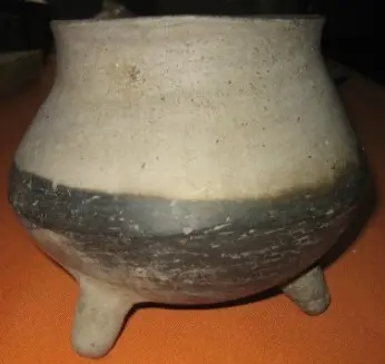 Bol tripode de la phase Chila de la culture zapotèque (1200-1521)