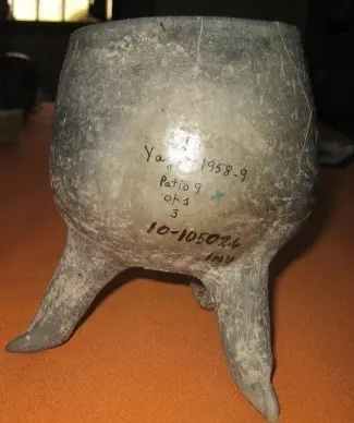 Verre tripode de la phase Chila de la culture zapotèque (1200-1521)