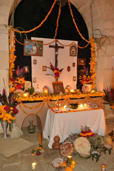 Autel du jour des morts en démonstration dans le cimetière de Oaxaca de Juárez, Mexique
