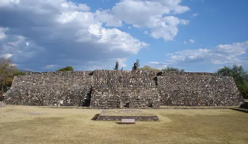 Patio, autel et pyramide du monticule 195 de Lambityeco, Oaxaca Mexique