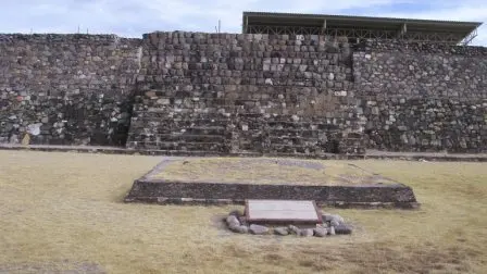 Patio, autel et pyramide du monticule 195 de Lambityeco, Oaxaca Mexique