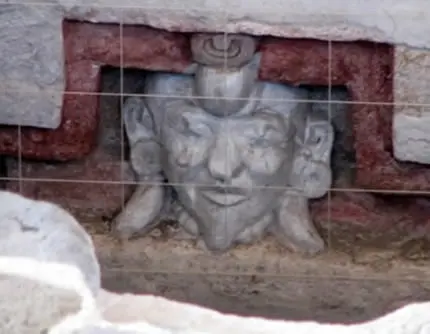 Figure en stuc représentant les ancêtres sur la tombe 6 du monticule 195 de Lambityeco