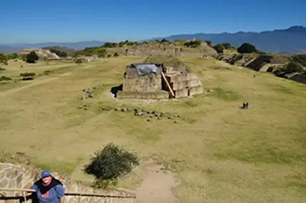 La place principale de Monte Albán, la capitale des zapotèques