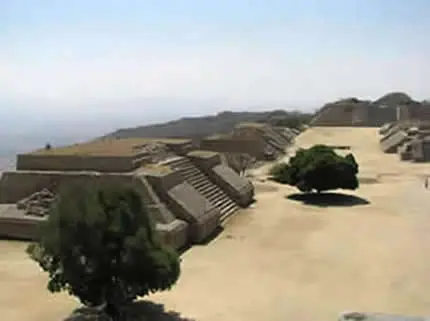 La place principale de Monte Albán pendant la saison sèche, Oaxaca, Mexique