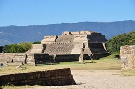 Vue du Système IV sur le site archéologique de Monte Albán, Oaxaca