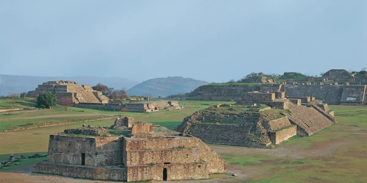 Au premier plan, Edifice J de Monte Albán, Oaxaca, Mexique