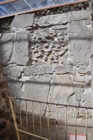 Danzantes sur leur mur d’origine sous l’édifice L de Monte Albán, Oaxaca, Mexique