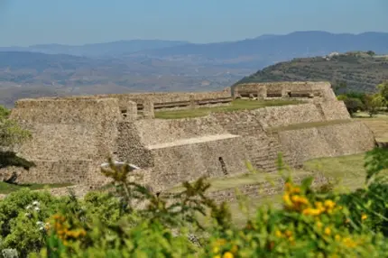 L’édifice L couvrant le temple des Danzantes de Monte Albán, Oaxaca, Mexique