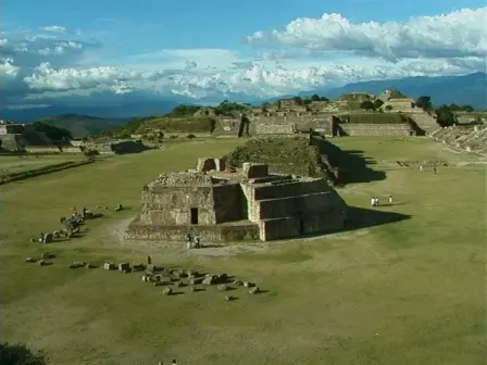 Au premier plan, L’édifice J de Monte Albán, Oaxaca, Mexique
