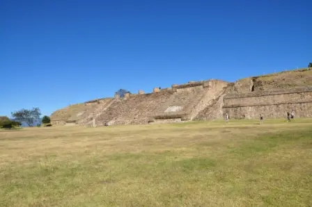 La plateforme nord de Monte Albán, Oaxaca, Mexique