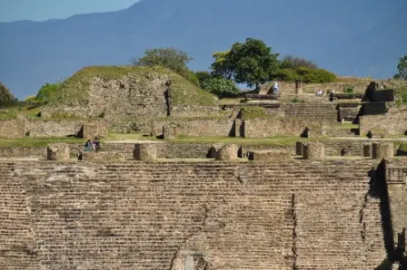 La plateforme nord de Monte Albán, Oaxaca, Mexique