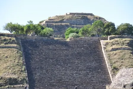 La plateforme sud de Monte Albán, Oaxaca, Mexique