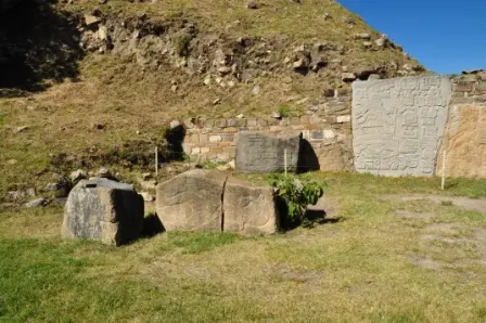 Pierres Gravées au pied de la plateforme sud de Monte Albán, Oaxaca, Mexique