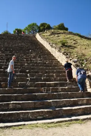La plateforme sud de Monte Albán, Oaxaca, Mexique