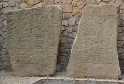 Galerie de stèles zapotèques dans le musée de Monte Albán, Oaxaca, Mexique