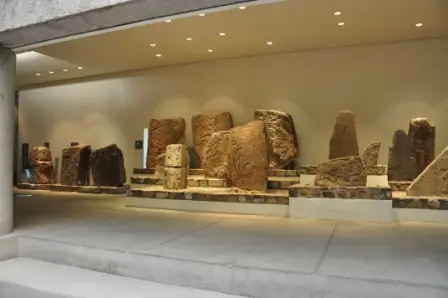 Galerie de stèles zapotèques dans le musée de Monte Albán, Oaxaca, Mexique