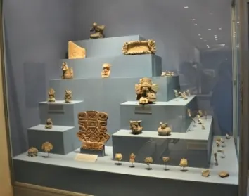 Classification d’urnes et de figurines Zapotèques au musée de Monte Albán, Oaxaca, Mexique