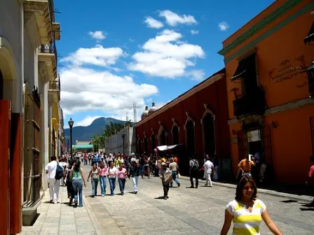 La rue piétonne d’Alcalá de Oaxaca, Mexique