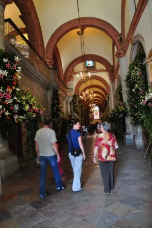 Intérieur de la cathédrale de Oaxaca, Mexique, décoré pour la fête du Seigneur de la foudre, fin octobre