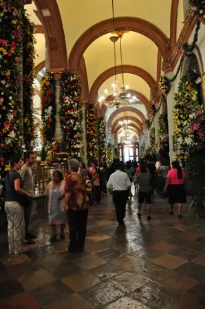 Intérieur de la cathédrale de Oaxaca, Mexique, décoré pour la fête du Seigneur de la foudre, fin octobre