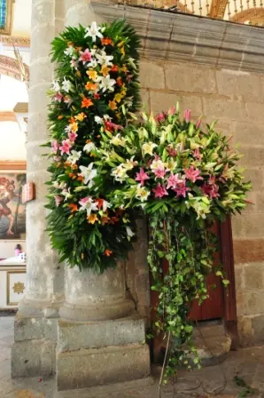 Intérieur de la cathédrale de Oaxaca, Mexique, décoré pour la fête du Seigneur de la foudre, fin octobre