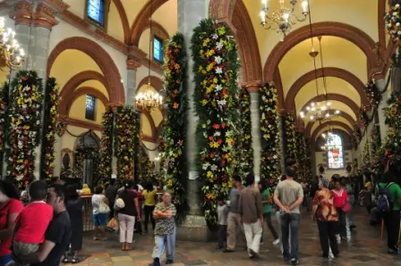 Intérieur de la cathédrale de Oaxaca, Mexique, décoré pour la fête du Seigneur de la foudre, fin octobre