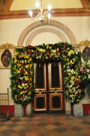Intérieur de la cathédrale de Oaxaca, Mexique, décoré pour la fête du Seigneur de la foudre, fin octobre