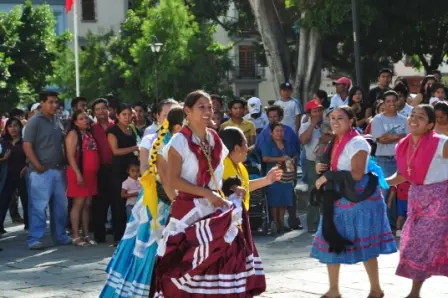 Danse sur le parvis de la cathédrale de Oaxaca pour la fête du Seigneur de la Foudre, fin octobre