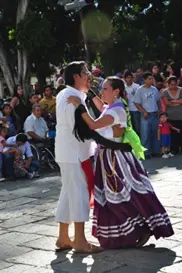 Danse sur le parvis de la cathédrale de Oaxaca pour la fête du Seigneur de la Foudre, fin octobre