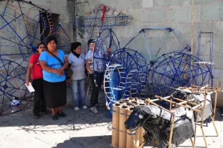 La future tour de feux d’artifice élevée à la nuit tombée en l’honneur du Seigneur de la Foudre, Oaxaca, Mexique