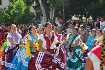 Danse sur le parvis de la cathédrale de Oaxaca pour la fête du Seigneur de la Foudre, fin octobre