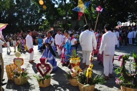 Danse sur le parvis de la cathédrale de Oaxaca pour la fête du Seigneur de la Foudre, fin octobre
