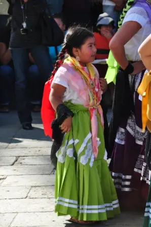 Danse sur le parvis de la cathédrale de Oaxaca pour la fête du Seigneur de la Foudre, fin octobre