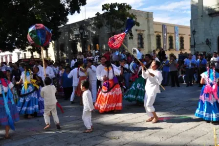 Danse sur le parvis de la cathédrale de Oaxaca pour la fête du Seigneur de la Foudre, fin octobre