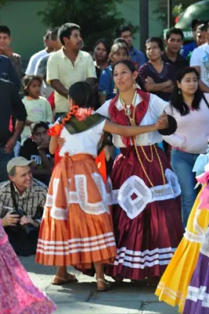 Danse sur le parvis de la cathédrale de Oaxaca pour la fête du Seigneur de la Foudre, fin octobre
