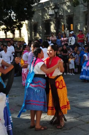 Danse sur le parvis de la cathédrale de Oaxaca pour la fête du Seigneur de la Foudre, fin octobre