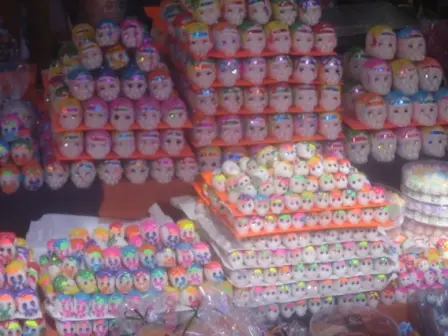 Cranes en sucre pour la célébration du jour des morts sur le marché d’abasto, Oaxaca, Mexique