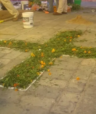 Démonstration d’autels par les étudiants de la UABJO dans la rue d’Alcalá de Oaxaca, Mexique