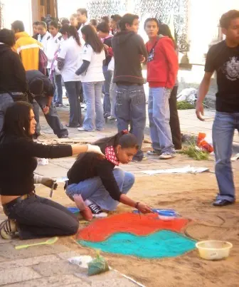 Démonstration de tapis de sable par les étudiants de la UABJO dans la rue d’Alcalá de Oaxaca, Mexique
