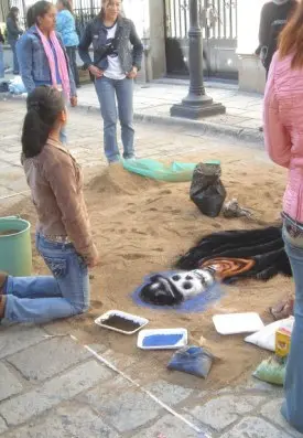 Démonstration de tapis de sable par les étudiants de la UABJO dans la rue d’Alcalá de Oaxaca, Mexique