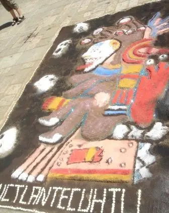 Démonstration de tapis de sable par les étudiants de la UABJO dans la rue d’Alcalá de Oaxaca, Mexique