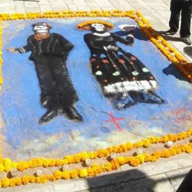 Démonstration de tapis de sable par les étudiants de la UABJO dans la rue d’Alcalá de Oaxaca, Mexique