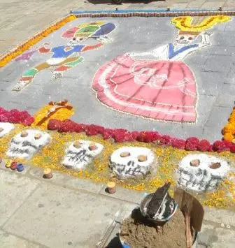 Démonstration de tapis de sable par les étudiants de la UABJO dans la rue d’Alcalá de Oaxaca, Mexique