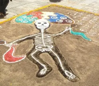 Démonstration de tapis de sable par les étudiants de la UABJO dans la rue d’Alcalá de Oaxaca, Mexique