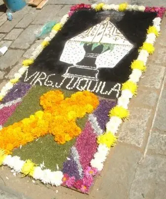 Démonstration de tapis de sable par les étudiants de la UABJO dans la rue d’Alcalá de Oaxaca, Mexique