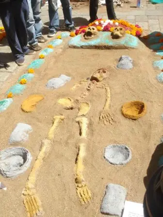 Démonstration de tapis de sable par les étudiants de la UABJO dans la rue d’Alcalá de Oaxaca, Mexique